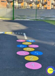 კაუჩუკის დაგება ეზოში