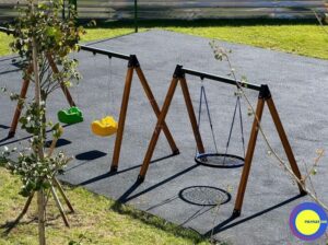 კაუჩუკების დაფენა ეზოში