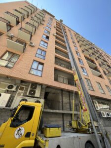 სართულებიდან სამშენებლო მასალების ატანა